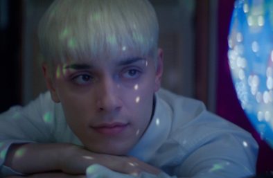 Max Harwood em cena de "Todos Estão Falando Sobre Jamie" (Reprodução)