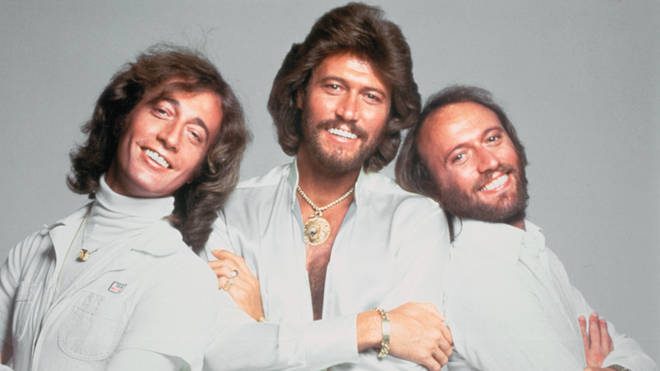 Bee Gees em foto promocional de "Stayin' Alive" (Divulgação)
