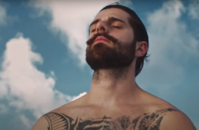 Cena do clipe "Alive (It Feels Like)" (Reprodução)