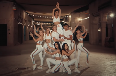 Cena do clipe "Habibi" (Reprodução)