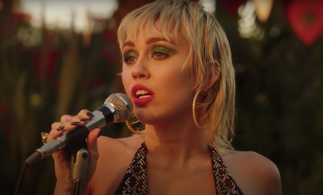 Cyrus no "Backyard Sessions", da MTV (Reprodução)