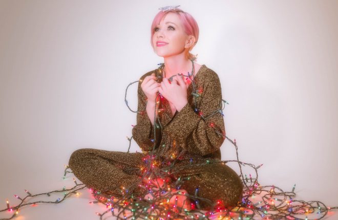 Carly Rae Jepsen na capa de "It's Not Christmas Till Somebody Cries" (Divulgação)
