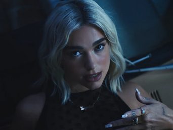 Dua Lipa em clipe de "Levitating" (Reprodução)