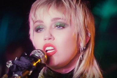 Miley Cyrus em especial do "Acústico MTV" (Reprodução)