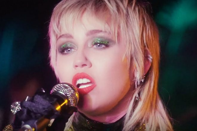 Miley Cyrus em especial do "Acústico MTV" (Reprodução)