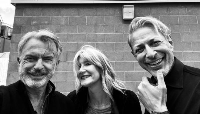 Laura Dern, Jeff Goldblum e Sam Neill em foto postada no Twitter (Reprodução)