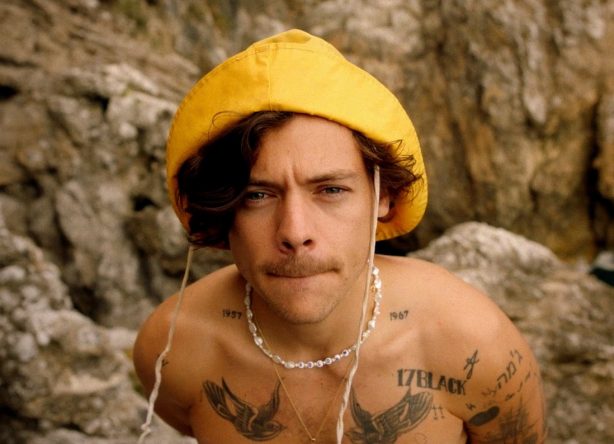 Harry Styles em ensaio promocional de "Golden" (Divulgação)