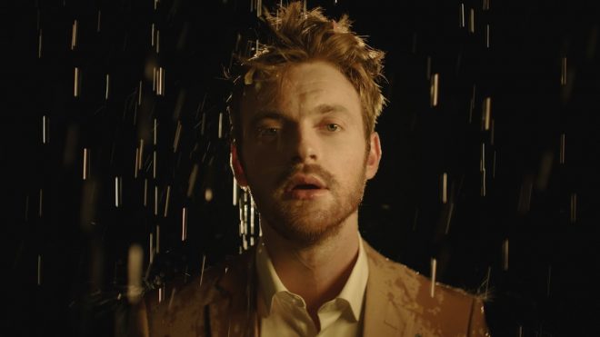 Finneas no vídeo de "What They'll Say About Us" (Reprodução)