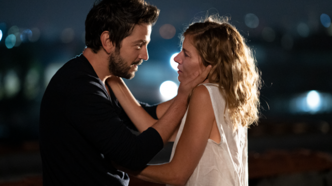 Sienna Miller e Diego Luna em "Wander Darkly" (Reprodução)
