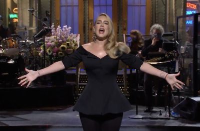 Adele em seu monólogo de abertura no SNL (Reprodução)