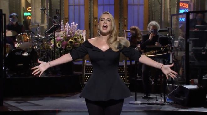 Adele em seu monólogo de abertura no SNL (Reprodução)