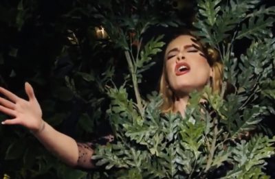 Adele cantando em paródia do The Bachelor (reprodução)