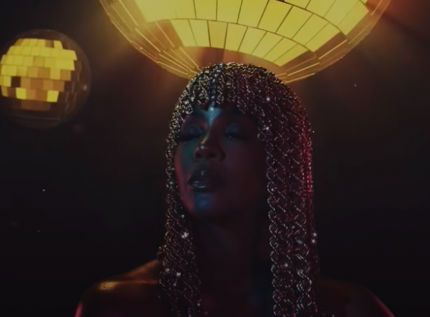Kelly Rowland em imagens do lyric video de "Crazy" (Reprodução)
