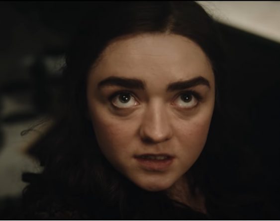 Maisie Williams no trailer de "Two Weeks to Live" (Reprodução)