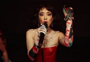 Rina Sawayama no "The Tonight Show" (Reprodução)