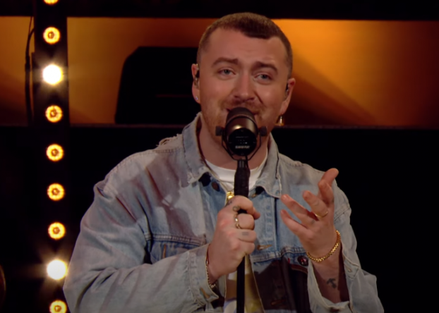 Sam Smith cantando no microfone (Reprodução)