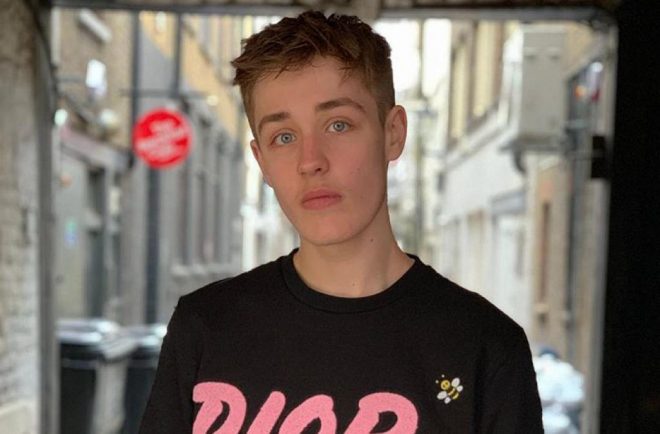 Archie Lyndhurst em foto no Instagram (Reprodução/Instagram)