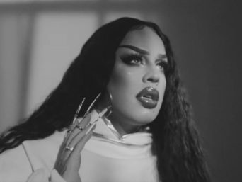 Gloria Groove no clipe de "A Tua Voz" (Reprodução)