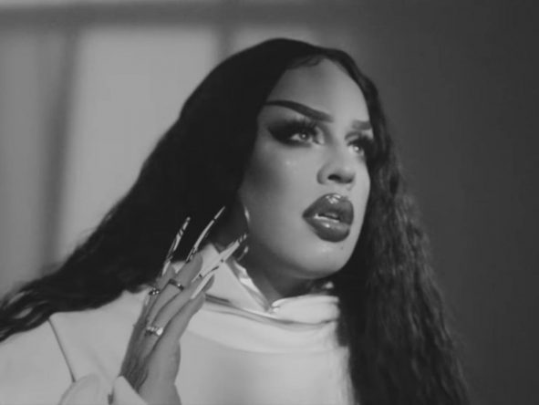 Gloria Groove no clipe de "A Tua Voz" (Reprodução)