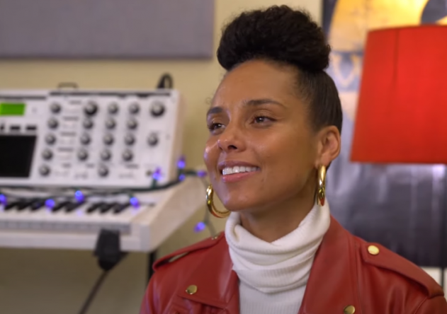 Alicia durante gravação do vídeo "The B Sides" (Reprodução)