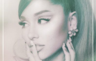 Ariana Grande na capa do álbum "Positions" (Divulgação)