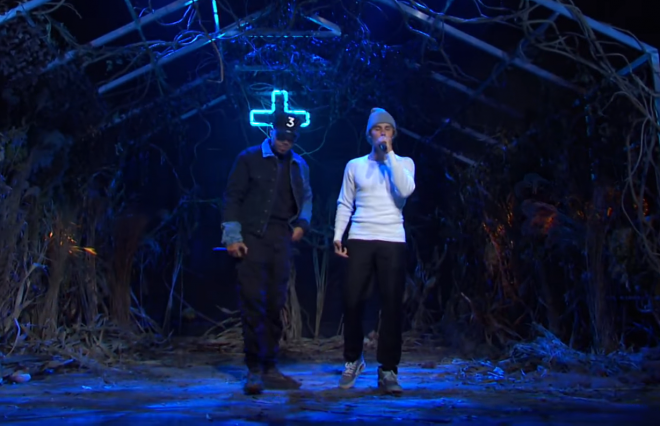 Justin Bieber e Chance The Rapper em performance no SNL (Reprodução)