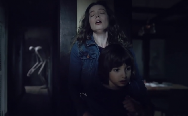 Gillian Jacobs e Azhy Robertson em trailer de "Come Play" (Reprodução)