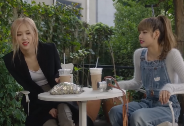 Rosé e Lisa, integrantes do BLACKPINK, sentadas na mesa de um café (Reprodução)