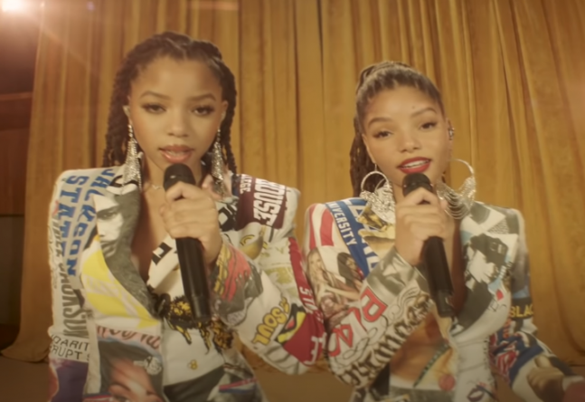Chloe e Halle cantando no microfone (Reprodução)