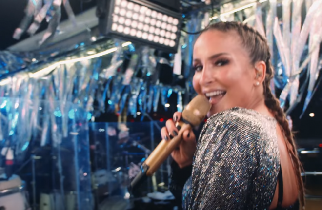 Claudia Leitte cantando no clipe de "Perigosinha" (Reprodução)