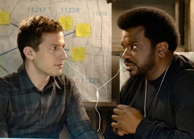 Andy Samberg e Craig Robinson em "Brooklyn Nine-Nine" (Reprodução)