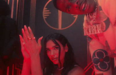 Dua Lipa e DaBaby durante o clipe de "Levitating" (Reprodução)
