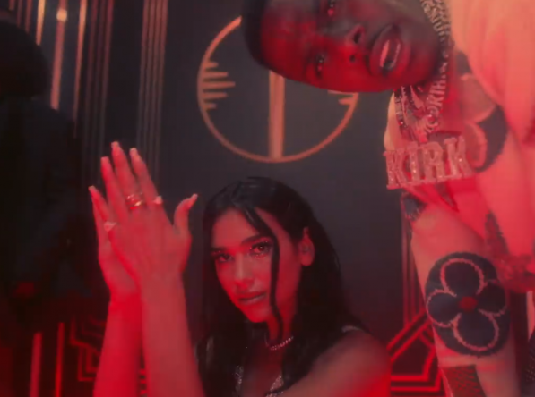 Dua Lipa e DaBaby durante o clipe de "Levitating" (Reprodução)