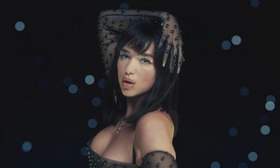 Dua Lipa no clipe de "Levitating" com DaBaby (Reprodução)