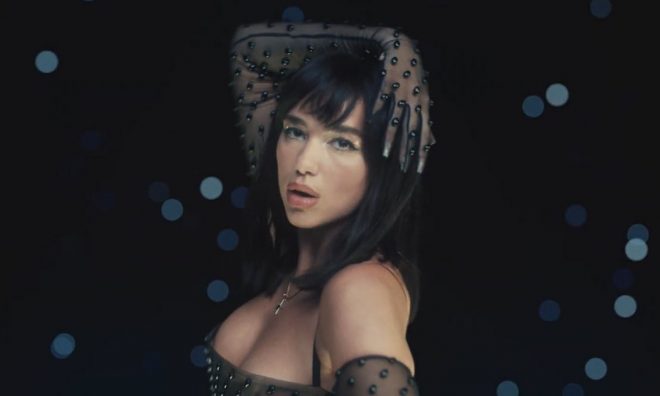 Dua Lipa no clipe de "Levitating" com DaBaby (Reprodução)