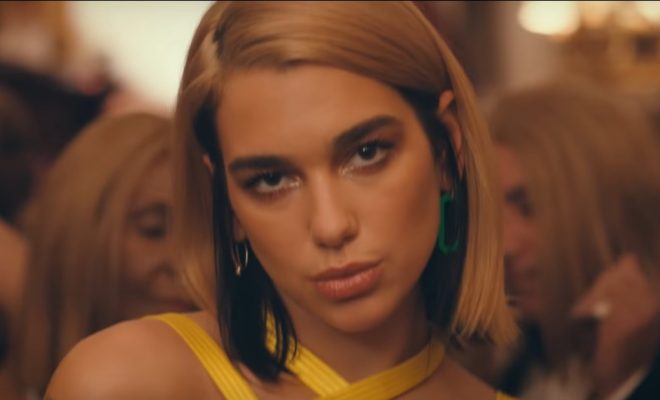 Dua Lipa em clipe de "Don't Start Now" (Reprodução)
