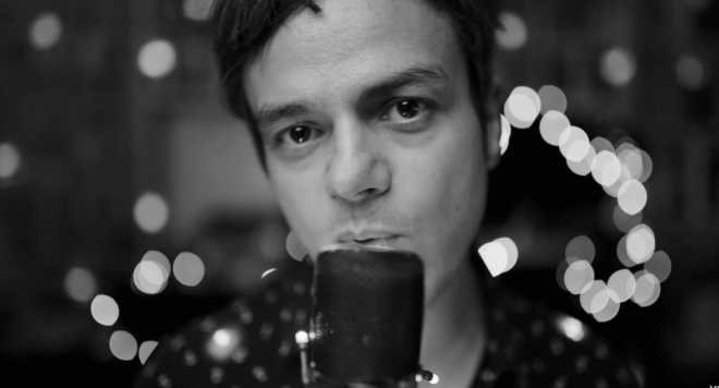 Jamie Cullum no clipe de "Turn On The Lights" (Reprodução)