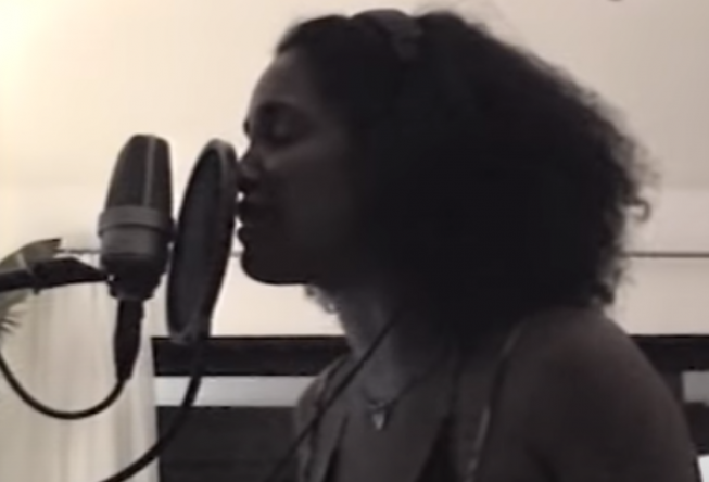 Jorja Smith cantando no microfone (Reprodução)