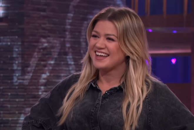 Kelly Clarkson durante o programa "The Kelly Clarkson Show" (Reprodução)