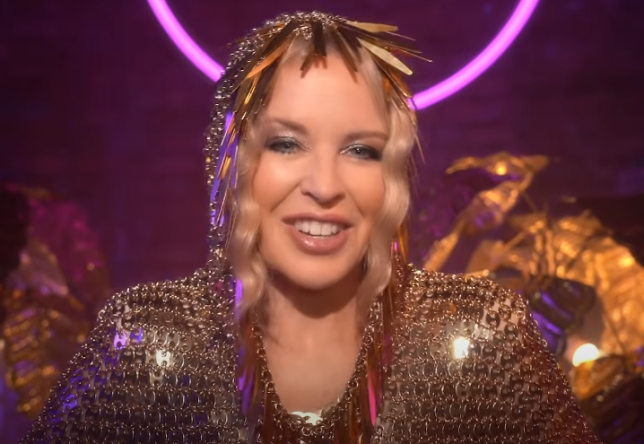 Kylie nos bastidores de gravação (Reprodução)