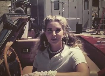 Lana Del Rey em set de "Chemtrails Over The Country Club" (Reprodução)