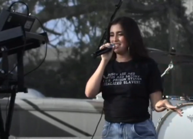 Lauren Jauregui cantando no microfone (Reprodução)