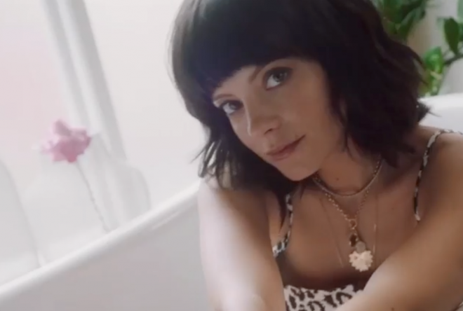 Lily Allen em vídeo de anúncio de brinquedos sexuais (Reprodução)