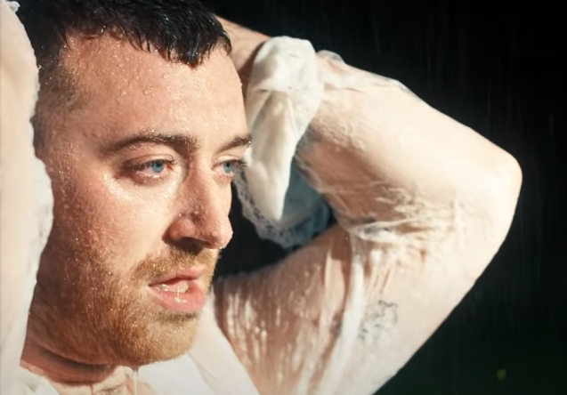 Sam Smith tomando chuva durante o clipe de "Diamonds" (Reprodução)