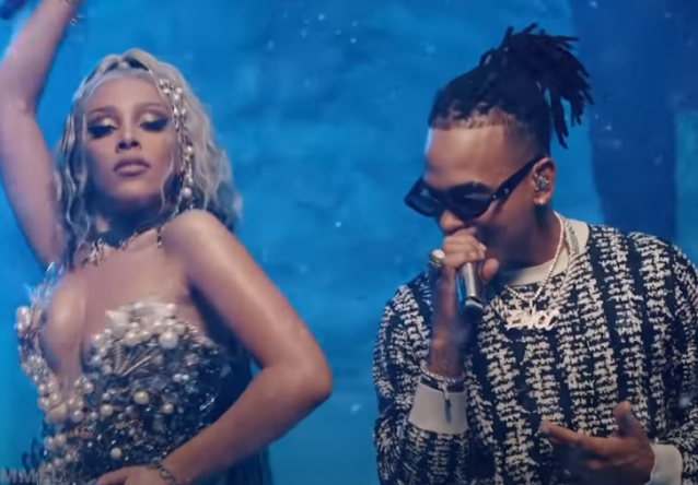 Doja Cat e Ozuna durante apresentação (Reprodução)