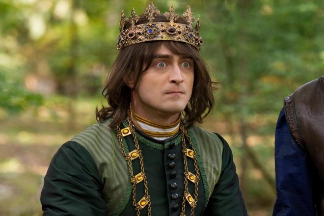 Daniel Radcliffe em cena de "Miracle Workers" (Reprodução)