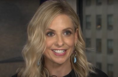 Sarah Michelle Gellar em entrevista (Reprodução)