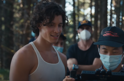 Shawn Mendes assistindo cenas do clipe (Reprodução)
