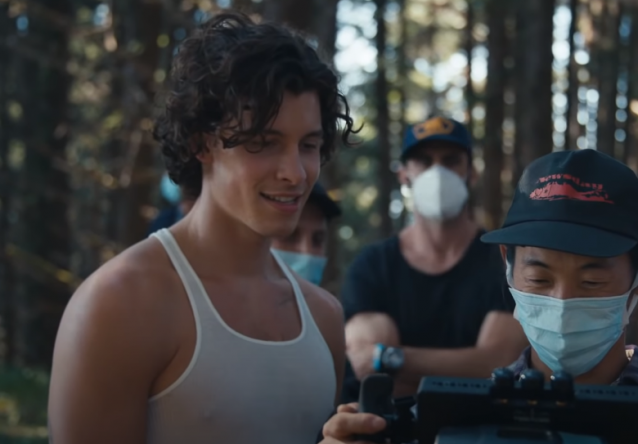 Shawn Mendes assistindo cenas do clipe (Reprodução)