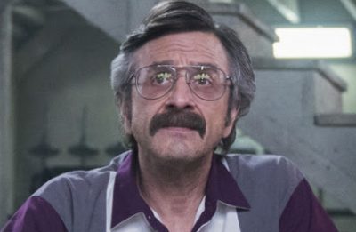 Marc Maron em cena da série "Glow" (Reprodução)